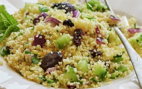 ENSALADA FRÍA DE CUSCÚS CON ACEITUNAS,PEPINO Y PASAS