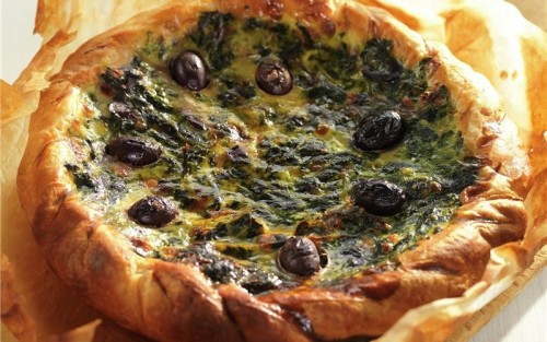 TARTA DE ESPINACAS CON QUESO FRESCO Y ACEITUNAS