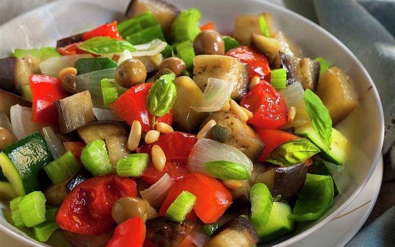 CAPONATA DE HORTALIZAS CON PIÑONES Y OLIVAS