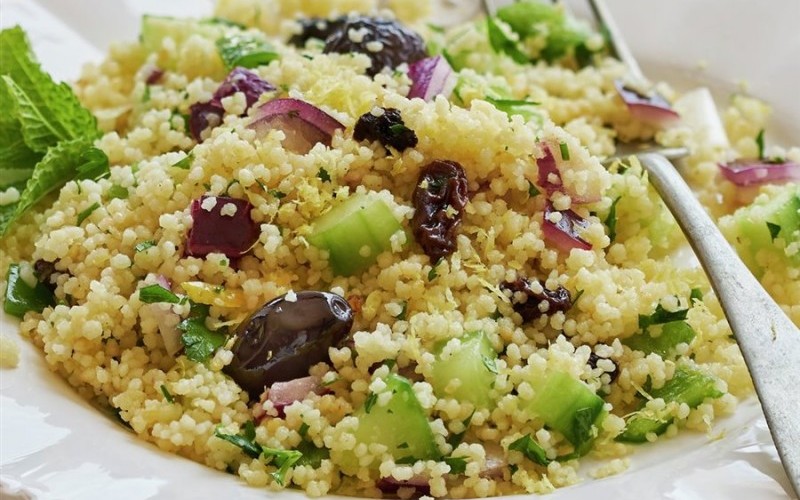 ENSALADA FRÍA DE CUSCÚS CON ACEITUNAS,PEPINO Y PASAS