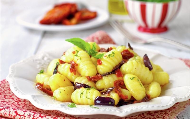 ÑOQUIS CON ACEITUNAS Y TOMATES SECOS